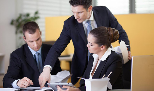 Percakapan tiga orang di kantor salah satunya mengajak makan perbincangan